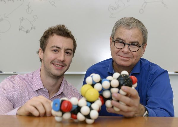 Normand Voyer a transmis sa passion des sciences à Christopher Bérubé, qui travaille maintenant avec lui dans son laboratoire de chimie bio-organique. 
