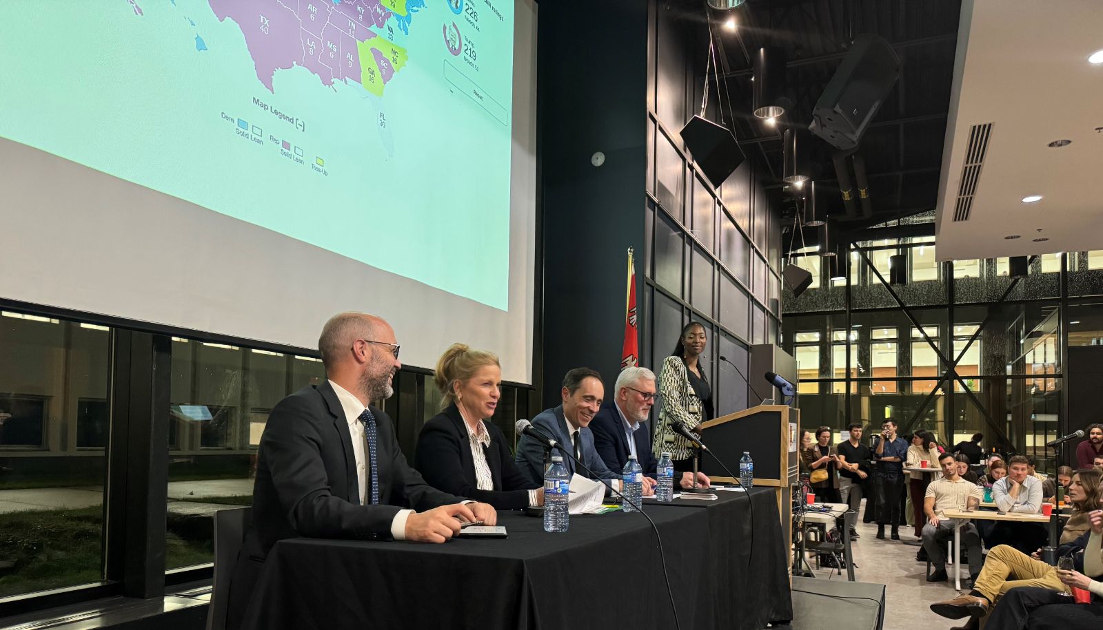 De gauche à droite, les panélistes Arthur Silve, Marie-Claude Francoeur, Jonathan Paquin et Yan Cimon, avec l'animatrice Salimatou-Ismael Tounkara.
