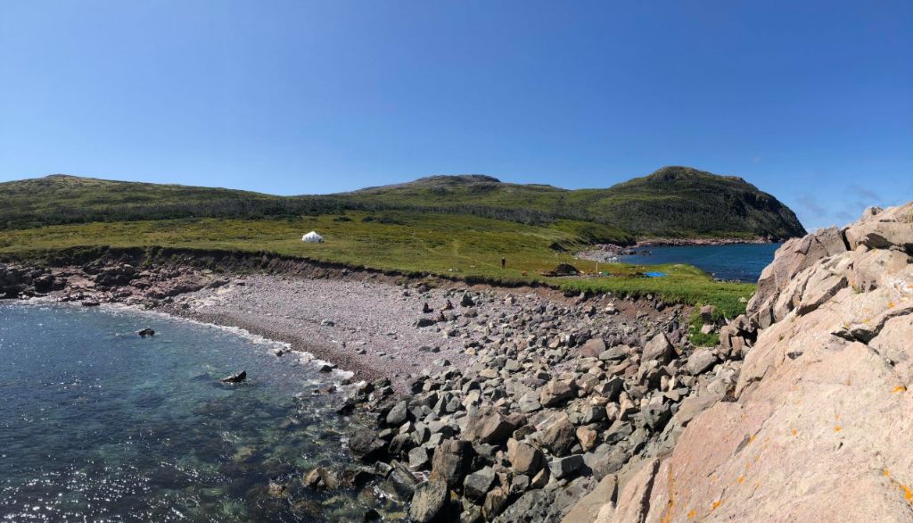 Vue de l’anse à Henry depuis le rocher de la Vierge, où l’érosion côtière est manifeste.