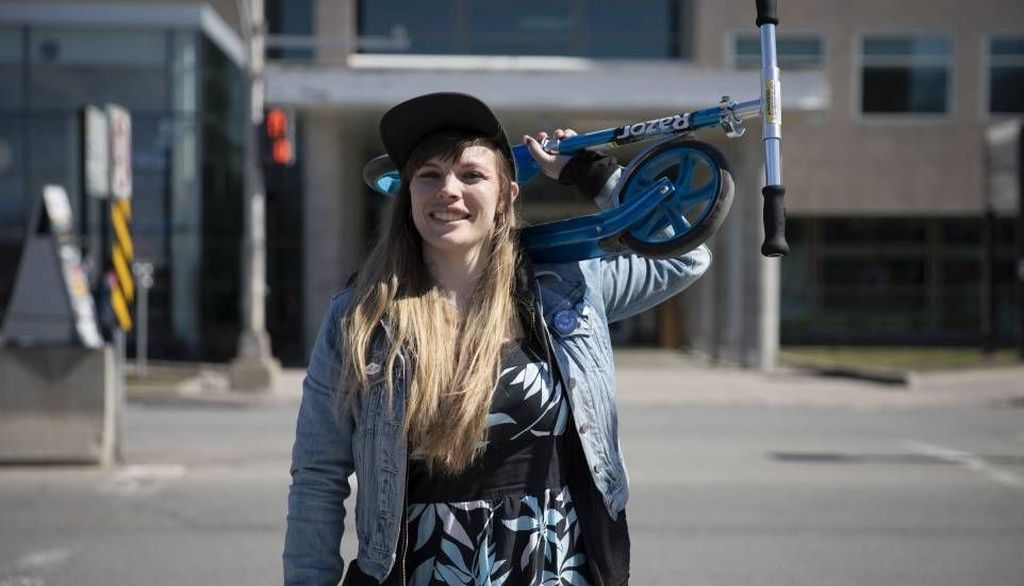 <p>Pratique, légère, facile d'entretien et «moins technique que le skate», la trottinette présente plusieurs avantages qui plaisent à Émilie Rioux.</p>