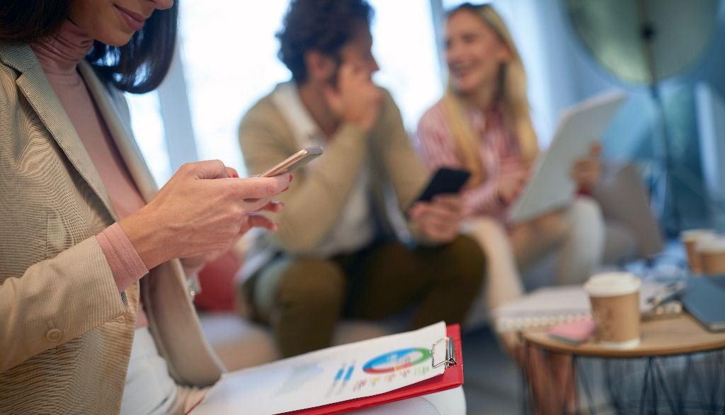 <p>Le téléphone cellulaire permet non seulement de rassembler leurs activités de travail, mais aussi de garder «caché» l'échange de textos avec la famille.</p>