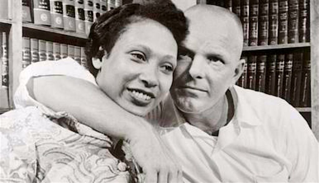 <p>En 1958, Mildred et Richard Loving étaient arrêtés à leur domicile de la Virginie pour avoir contrevenu à la loi interdisant les mariages interraciaux. Neuf ans plus tard, dans la foulée de cette affaire, la Cour suprême des États-Unis abolissait les lois de ce type dans les 16 États américains où elles étaient encore en vigueur. Néanmoins, les préjugés conscients ou inconscients au sujet des unions interculturelles sont encore présents dans nos sociétés.</p>