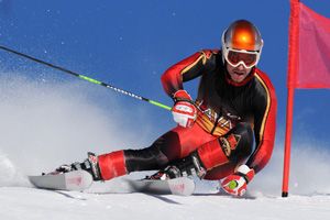 Simon Mannella est l'un des neuf porte-couleurs de l'Université Laval à avoir reçu le titre d'athlète par excellence de la saison en 2009-2010. Le skieur a aussi reçu le prix David-Kreiner-Vaillancourt de la FQSE pour son esprit sportif et son engagement.