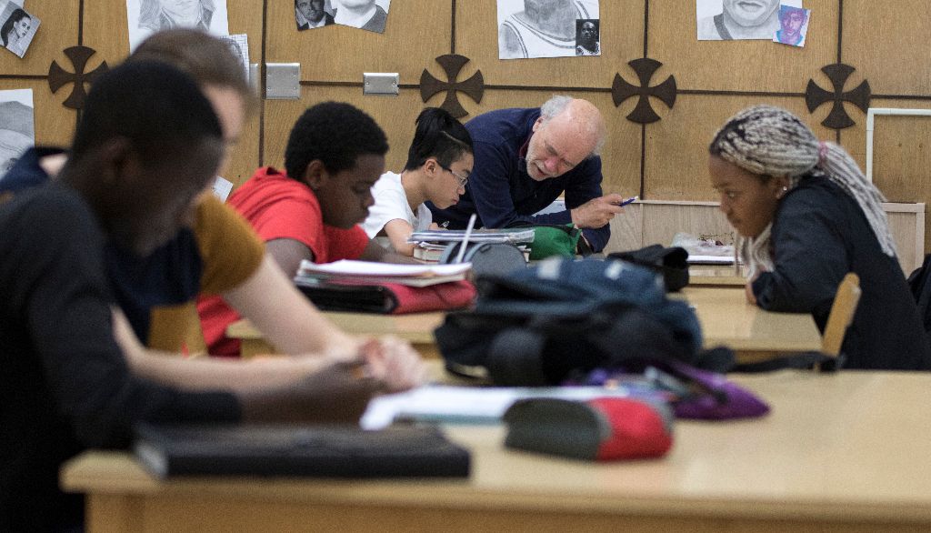 Élèves et tuteurs de l'organisme Le diplôme avant la médaille durant une séance d'aide aux devoirs