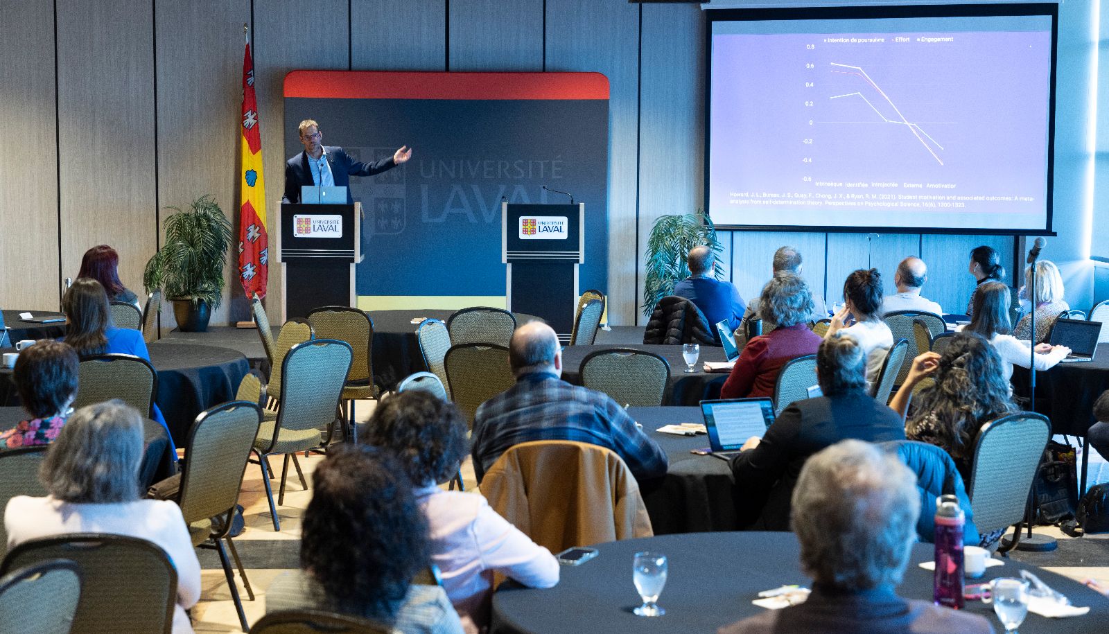<p>Le professeur Frédéric Guay a présenté la conférence «Motivation et engagement envers les études universitaires: quelques résultats de recherche issus de sondages réalisés auprès d'étudiantes et d'étudiants de l'Université Laval».</p>