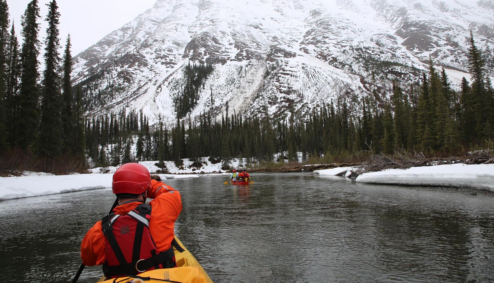 La rivière Flat naît dans les montagnes à la frontière Yukon et des Territoires du Nord-Ouest. L’équipe d’AKOR la longe alors qu’elle est à peine sortie de l’hiver, au début mai.