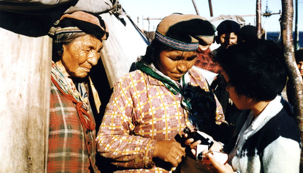 <p>Les infirmières avaient souvent recours à des interprètes, innus ou missionnaires, pour être en mesure de donner leurs soins. Sur cette photo, Anne-Marie St-Onge traduit les directives d'Irène Hardy.</p>