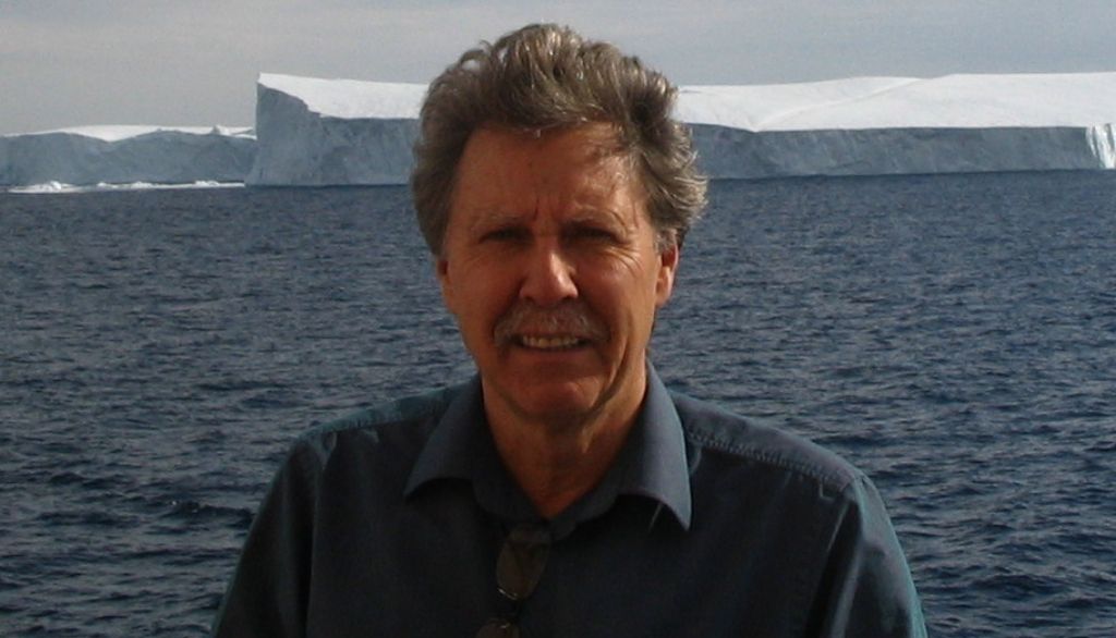 <p>Pour réussir une collaboration interdisciplinaire, il faut une grande ouverture d'esprit, un désir d'apprendre, un souci de communiquer simplement ses connaissances, une confiance réciproque et du temps, résume Maurice Levasseur, que l'on voit ici lors d'une expédition menée dans la baie de Baffin.</p>