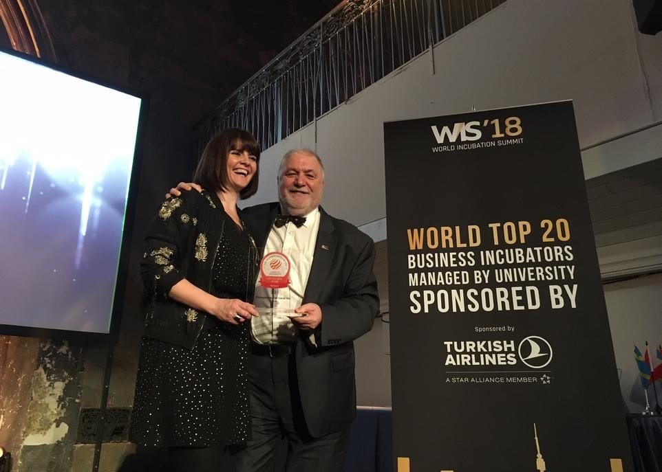 Maripier Tremblay, professeure agrégée à la Faculté des sciences de l'administration et présidente du conseil d'administration d'Entrepreneuriat Laval, et Yves Plourde, président-directeur général d'Entrepreneuriat Laval, lors de la remise du prix.