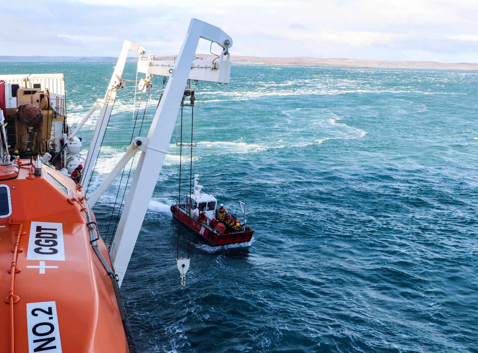 Déploiement de la barge à partir du NGCC Amundsen pour collecter des échantillons au large dans la baie d'Ungava