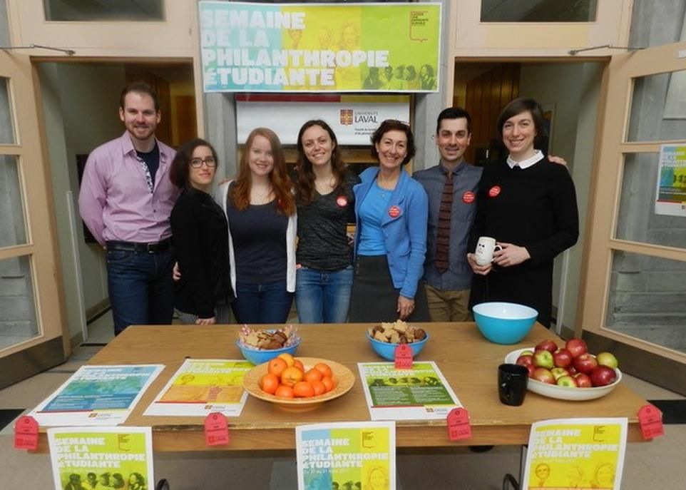 <p>Le café-rencontre, tenu par le Cercle philanthropique de la FFGG, visait à expliquer aux étudiants ce qu'est la philanthropie. De gauche à droite: Simon Charlebois, étudiant au baccalauréat coopératif en génie du bois, Nellie Francezon, étudiante au doctorat en sciences du bois, Cassandra Lafond, étudiante au doctorat en sciences du bois, Caroline Queant, étudiante au doctorat en sciences du bois, Carole Girard, directrice développement philanthropique, Faculté de foresterie, de géographie et de géomatique, Samuel Gagnon, étudiant au doctorat en sciences géographiques, et Anne Bernard, étudiante au doctorat en sciences forestières. </p>