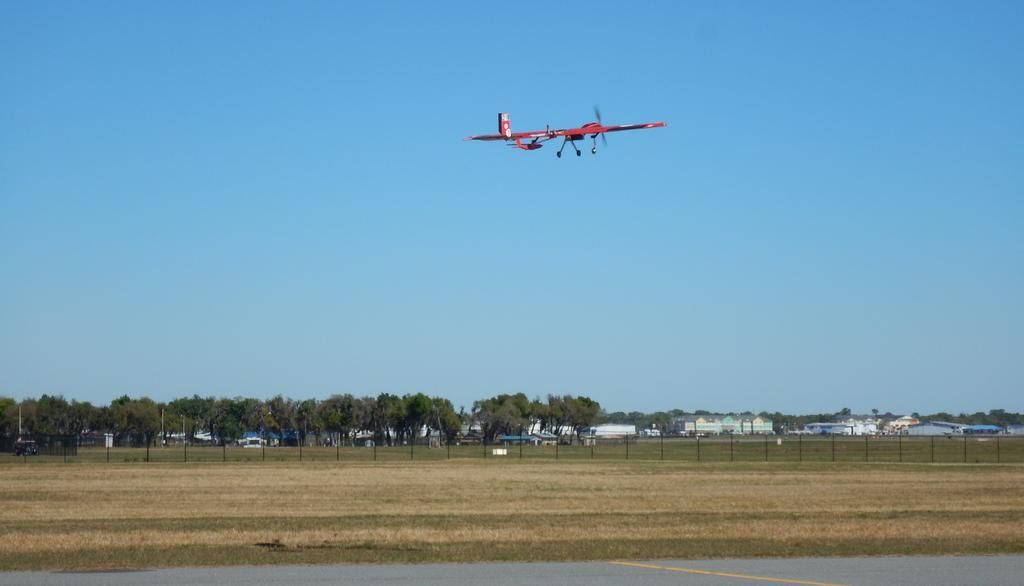 <p>L’appareil d’Avion cargo Laval avait une envergure de plus de 3 mètres. Son poids était d’environ 12 kilogrammes. En vol, il a transporté deux petits planeurs fixés sous ses ailes. Dans la soute, l’avion contenait des bouteilles d’eau et des ballons de football modifiés qu’il a largués sur une cible.</p>