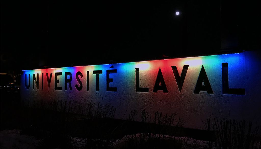 Éclairage aux couleurs de l'arc-en-ciel sur le campus de l'Université Laval.