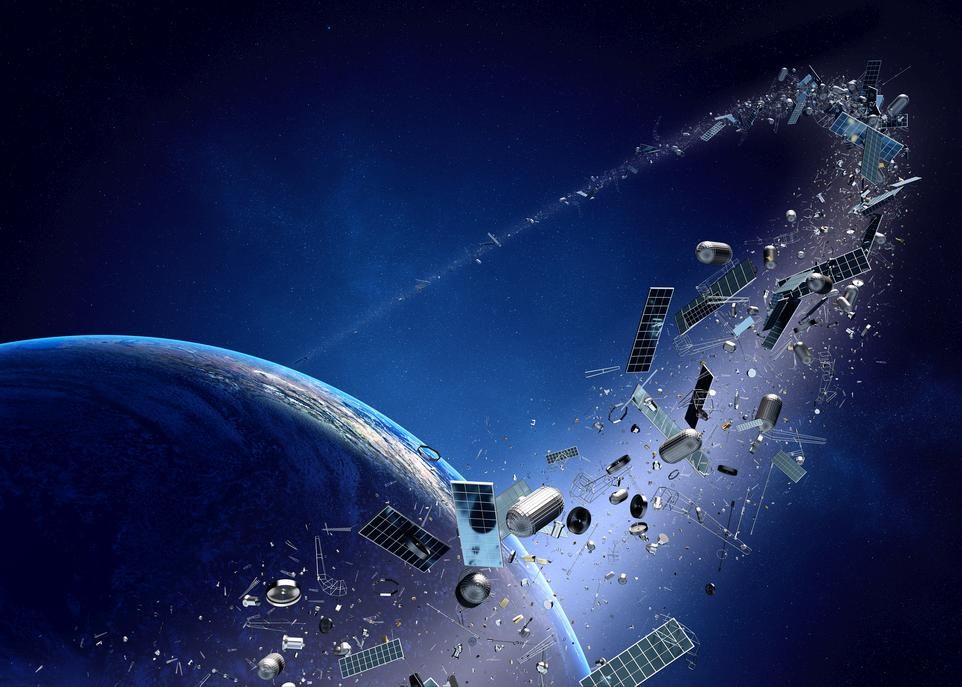 Il y aurait présentement plus de 1 700 satellites fonctionnels autour de la Terre. Ils sont menacés par le nombre croissant de satellites non fonctionnels, de débris de toutes tailles et de poussières qui se trouvent sur leur orbite.
