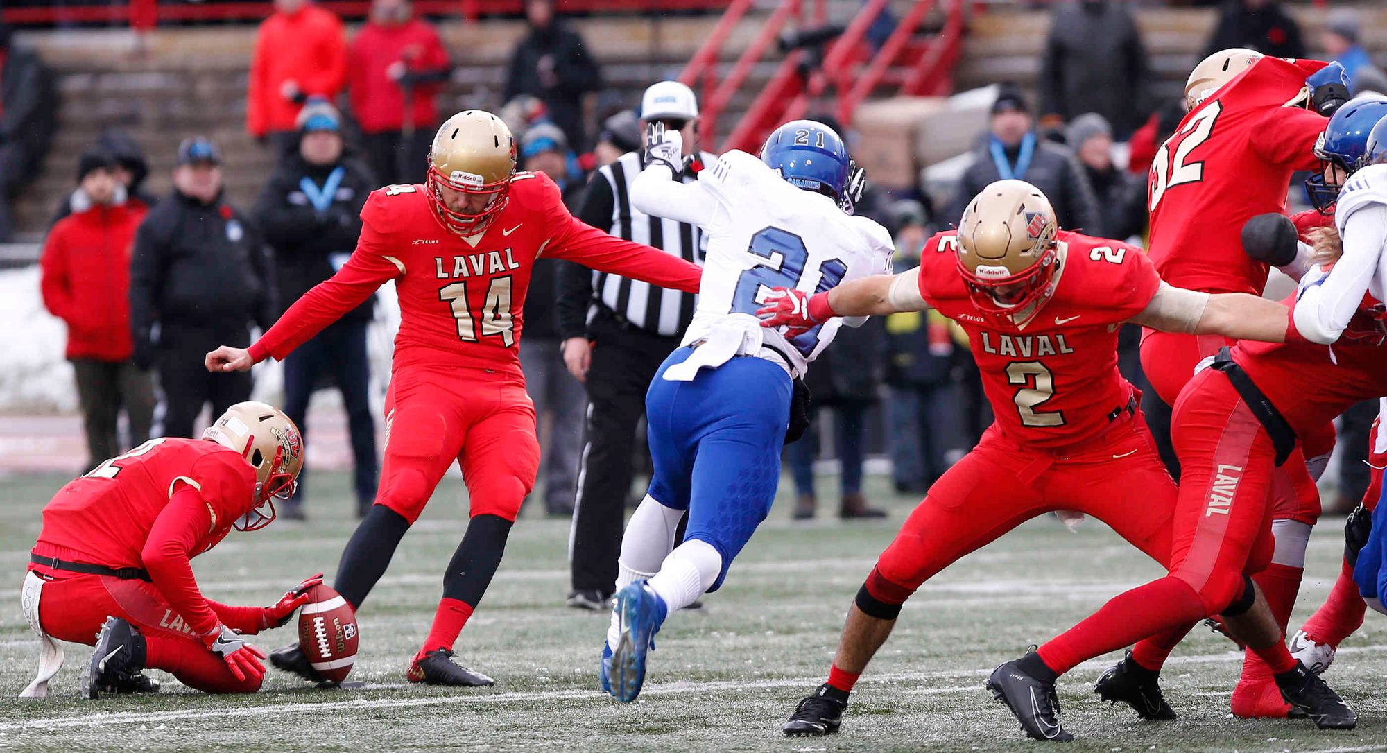 David Côté, botteur du club de football Rouge et Or de l'Université Laval.