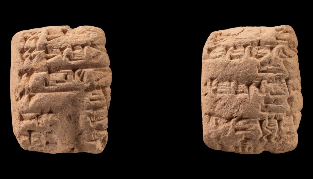 La transcription de cette tablette de 3,5 cm de hauteur, de 2,8 cm de largeur et de 1,3 cm de profondeur se lit comme suit: 6 litres de bière, 4 litres de farine, 2 louches d'huile (comestible) pour la ville et 2 pots de boisson maltée standard, 10 litres de bière standard de la meilleure qualité pour le voyage lorsque Ipquša le messager et Šu-Eštar le coursier se rendent à Suse: 11e mois (année non précisée).