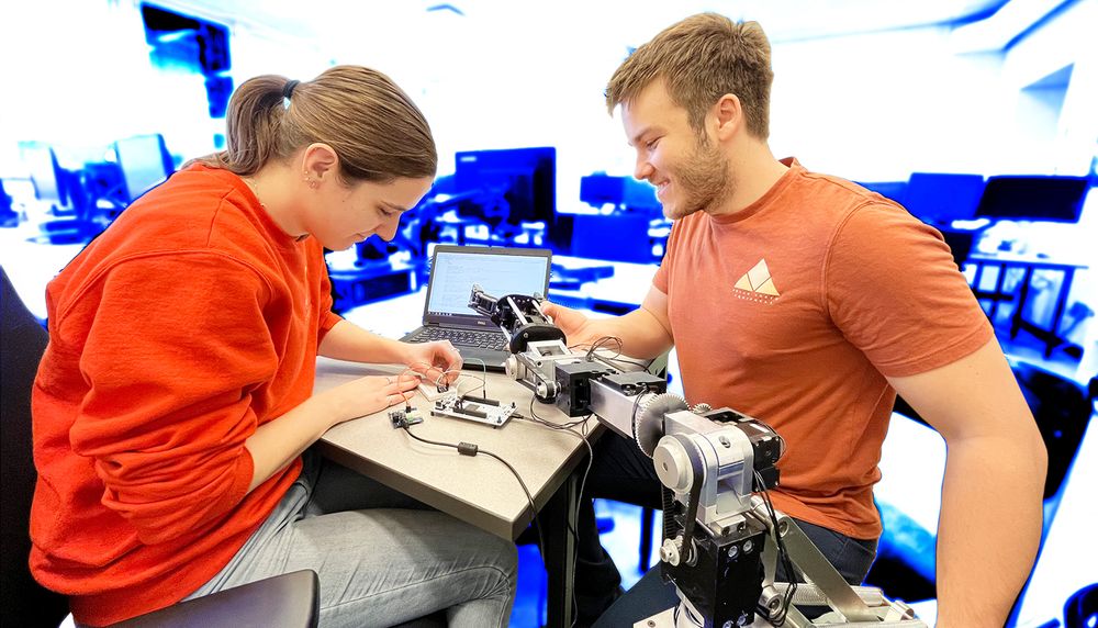 Jade Clouâtre, étudiante au doctorat en génie mécanique, et Charles Doyon, professionnel de recherche, travaillent à la conception d’un robot d’assistance.