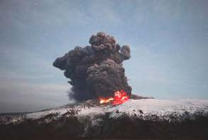 Le volcan islandais Eyjafjallajökull. L'activité humaine génère 1,3 fois plus de dioxyde de soufre dans l'air que les sources naturelles.