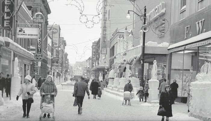 <p>La rue Saint-Joseph, que l'on voit ici le 11 février 1963, a été pendant plusieurs décennies l'artère la plus fréquentée et la plus moderne de tout l'est du Québec, rappelle Réjean Lemoine dans un texte consacré à ce lieu emblématique du quartier Saint-Roch.</p>