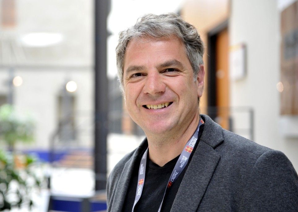 Gary Kobinger et ses collaborateurs canadiens disposeront de 4 M$ pour développer un vaccin efficace contre le sida. Ils travailleront de concert avec l'équipe du chercheur américain Chris Parks, de l'International AIDS Vaccine Initiative.