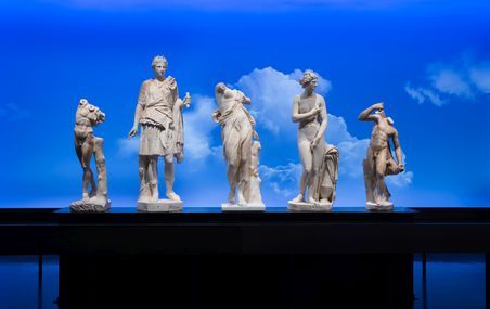 <p>Diverses divinités (de gauche à droite): Satyre dansant, Artémis, La danseuse, d'après La danseuse de Berlin, Aphrodite dans le style de la Vénus capitoline, Satyre à l'outre de vin.</p>