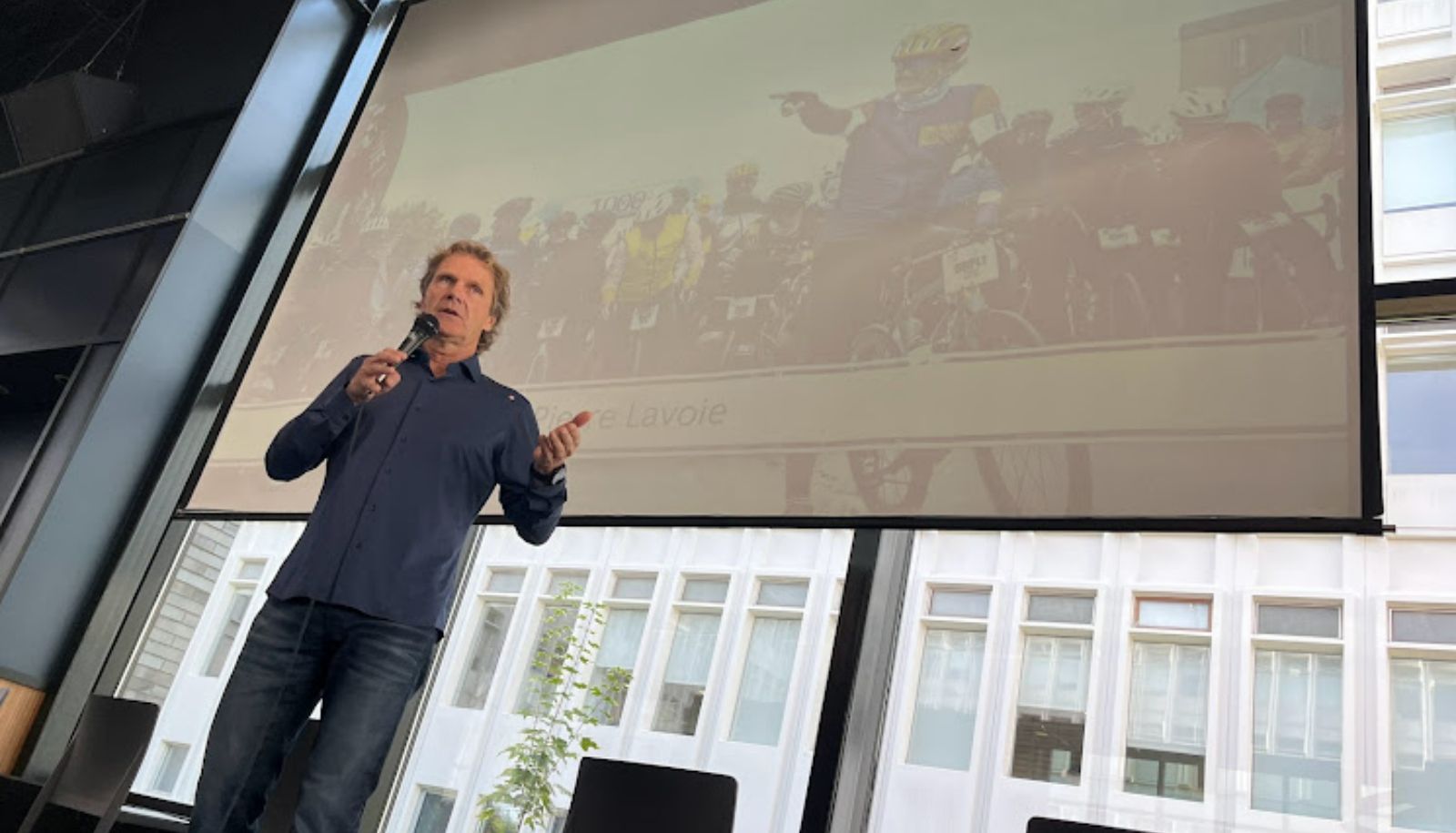 <p>Pierre Lavoie en conférence d'ouverture sur le campus, pour la cohorte Marmotte.</p>