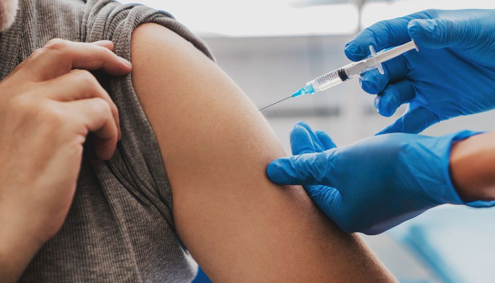 Alors qu’une nouvelle campagne de vaccination est en cours, comment motiver les gens à relever leur manche une fois de plus? Les méthodes de persuasion et de contrainte ont leurs limites, a constaté Eve Dubé.