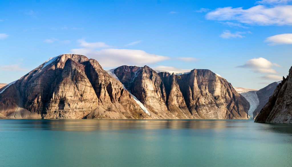 Le fjord Buchan est situé sur la côte nord-est de l’île de Baffin. La partie nord de cette île offre une richesse de paysages, comme la toundra, de hautes montagnes et des glaciers ainsi qu’un haut niveau de biodiversité dans les écosystèmes terrestres et marins.