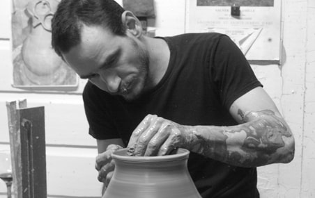 Travis Fast a découvert la poterie à l'âge de 16 ans, à la fin de ses études secondaires. «J'ai tout de suite aimé le contact avec l'argile. C'était vraiment magique.»