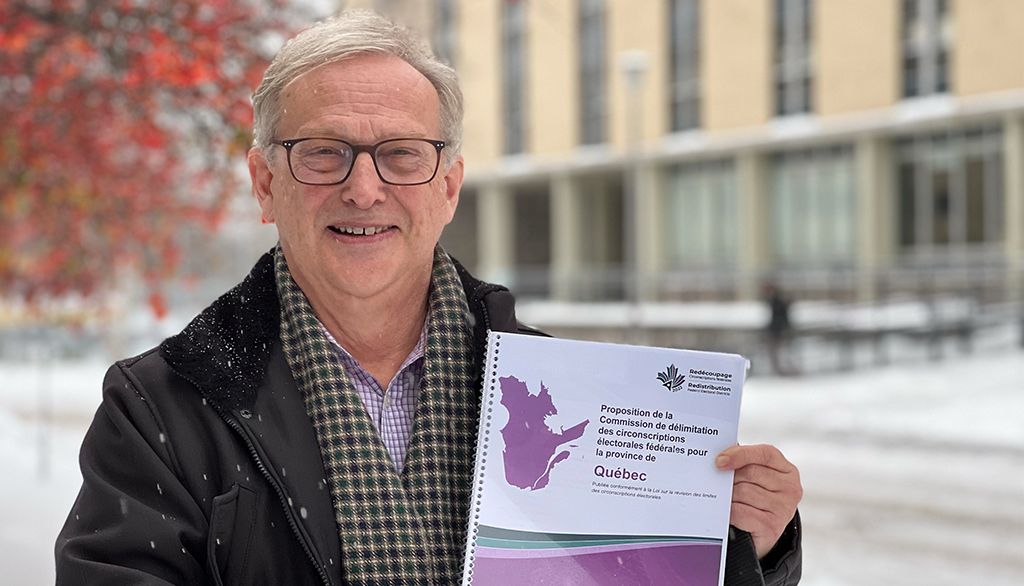 <p>Louis Massicotte tient dans ses mains la proposition de la Commission, livrée l'été dernier. Après des consultations publiques cet automne, un rapport sera déposé ce mois-ci.</p>