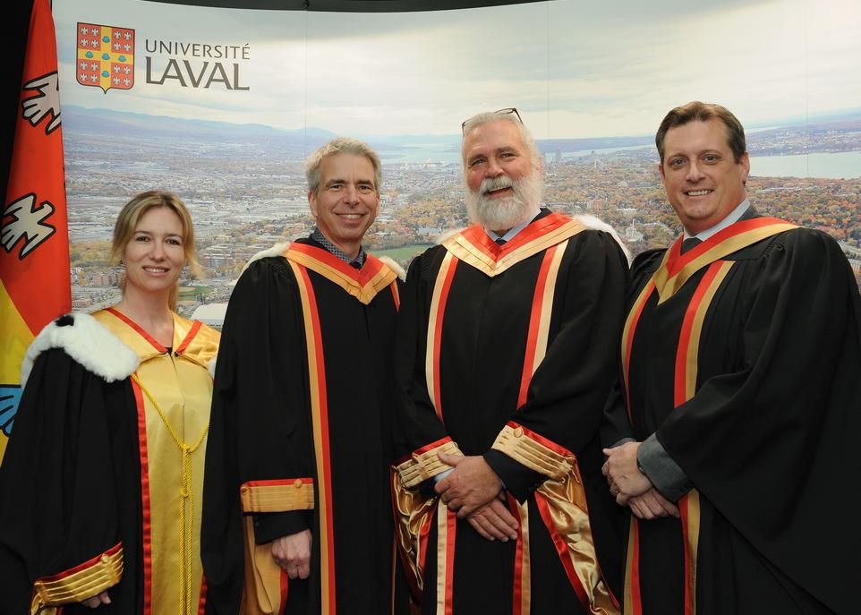 Lors de la remise du doctorat honorifique au Centre des congrès de Québec: Eugénie Brouillet, vice-rectrice à la recherche, à la création et à l'innovation, André Zaccarin, doyen de la Faculté des sciences et de génie, David G. Barber et Martin Fortier, directeur général de Sentinelle Nord.