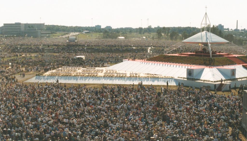 <p>Le 9 septembre 1984, près de 300 000 personnes assistent à la messe du pape.</p>