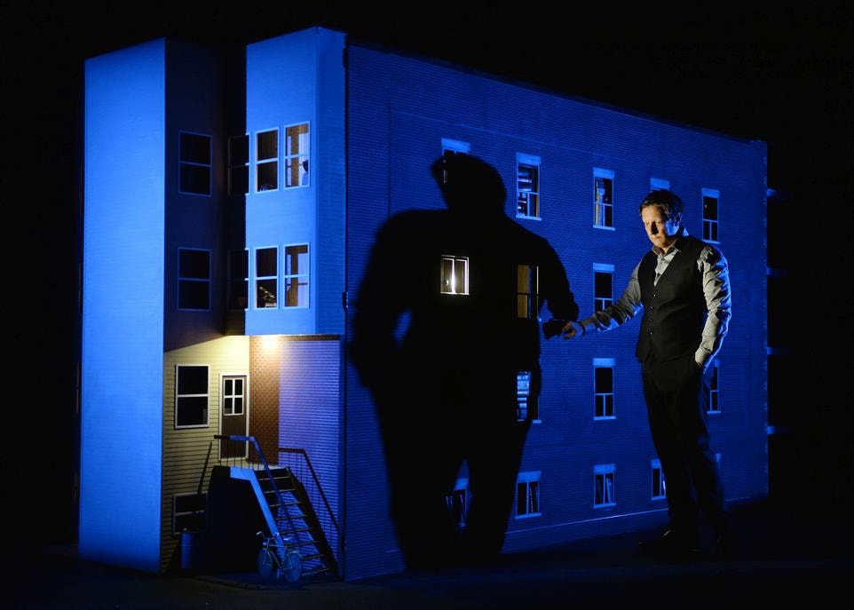 Pour les besoins de la pièce 887, Lepage a fait construire une maquette de la demeure où il a passé son enfance. Plusieurs croient que c'est le poème Speak White, de Michèle Lalonde, qui a inspiré l'histoire. En fait, l'idée d'intégrer ces mots dans le spectacle est venue à la fin du processus de création, explique-t-il dans le livre de Ludovic Fouquet.