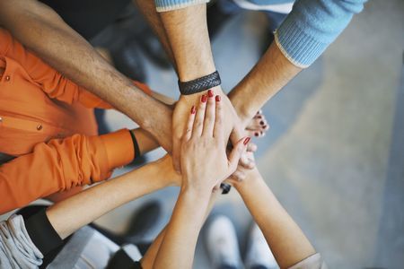 La Chaire Marie-Fitzbach en pastorale et éthique sociales offrira un enseignement sur la solidarité sociale. La Chaire en éthique de la vie abordera, quant à elle, des enjeux contemporains multiples et complexes, notamment le statut de l'embryon humain et l'euthanasie. Dans leur fonctionnement, les deux chaires s'appuieront sur une solide connaissance de la tradition chrétienne.