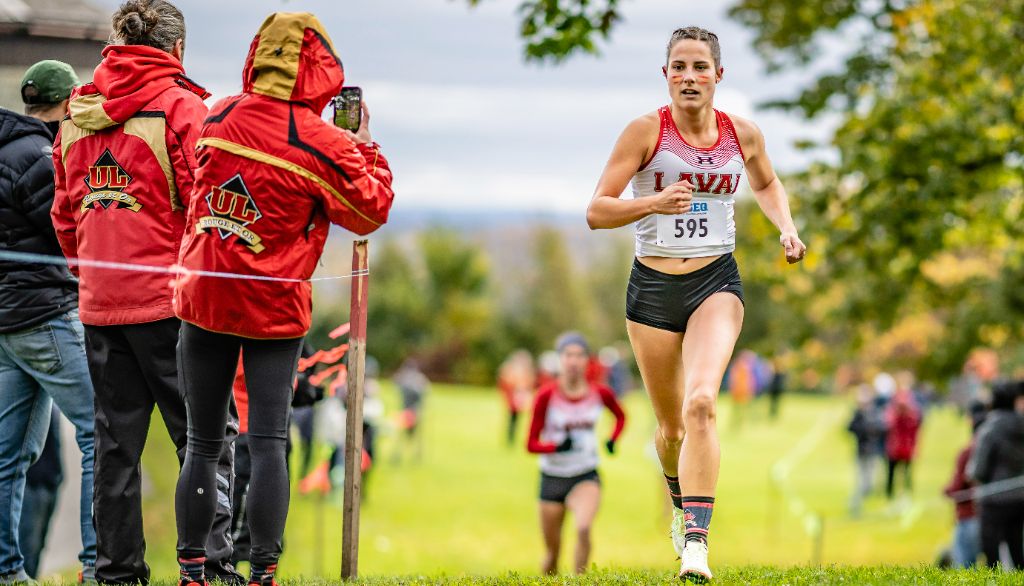 <p>L'étudiante-athlète en compétition de cross-country</p>