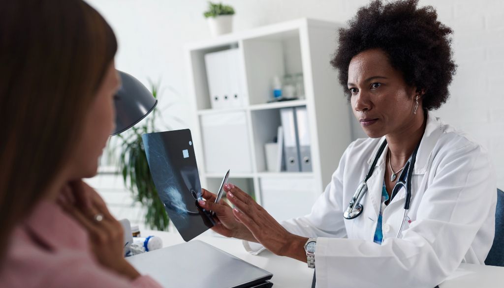 <p>Présentement, le programme québécois de dépistage du cancer du sein par mammographie est offert aux femmes de 50 à 74 ans. Pourtant, entre 18% et 20% des cancers du sein surviennent chez les moins de 50 ans. Les chercheurs croient qu'en ajoutant les risques associés à la génétique et aux habitudes de vie, on pourrait mieux dépister le cancer du sein dans l'ensemble de la population.</p>