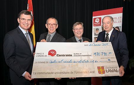 Richard Buteau, directeur du Service de placement, Rénald Bergeron, doyen de la Faculté de médecine et Denis Brière, recteur, remettent un chèque symbolique de 470 790$ à René Hamel (deuxième à partir de la gauche), coprésident de la campagne Centraide pour la région Québec et Chaudière-Appalaches.