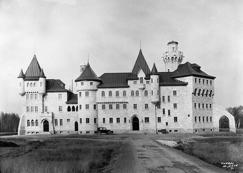 La première prison pour femmes à Québec a ouvert ses portes en décembre 1931. Elle se nommait Refuge Notre-Dame-de-la-Merci. Elle changera de nom en 1968 (Maison Gomin). Elle fermera ses portes en 1992.