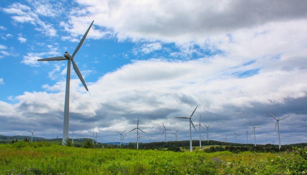 Le dernier appel d’offres d’Hydro-Québec pour la construction d’un parc éolien visait l’ajout d’environ 1,5 térawatt-heure par an. Il faudrait l’équivalent d’une cinquantaine de projets de cette taille sur 10 ans pour réduire substantiellement l’utilisation du gaz naturel.