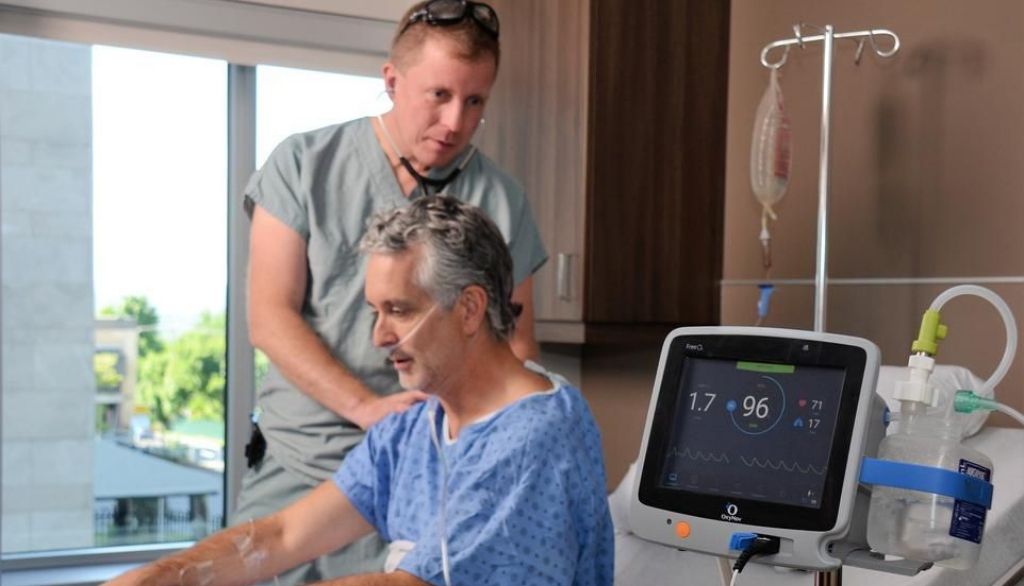 <p>Le système FreeO2 ajuste en temps réel la quantité d'oxygène administrée à un patient en fonction de cibles d'oxygénation prescrites par le médecin traitant. Il remplace le débitmètre à bille, une technologie inventée il y a plus d'un siècle, qui exige l'intervention régulière du personnel soignant.</p>