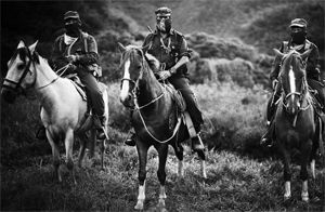 Le sous-commandant Marcos et deux soldats zapatistes en 1996. L'armée zapatiste de libération nationale se présente comme le défenseur des droits des populations indigènes du Chiapas au Mexique.