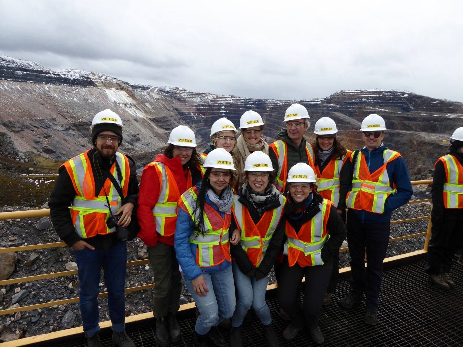 À Fermont, les étudiants, professeurs et chercheurs ont visité la mine de la compagnie ArcelorMittal. Ce site s'étend sur 40 kilomètres carrés. Les travailleurs utilisent notamment des camions de transport du minerai de fer d'une capacité de 400 tonnes.