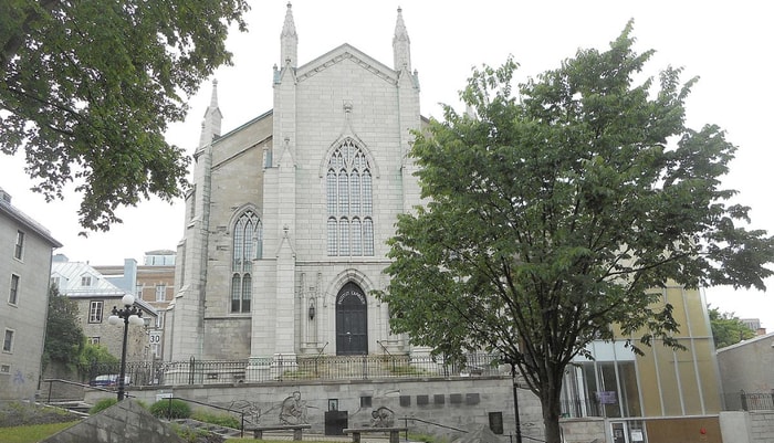 <p>L'église Wesley, sur la rue Saint-Stanislas, en plein cœur du Vieux-Québec, a été construite en 1848 – heureuse coïncidence, la même année que la création de l'Institut canadien de Québec. Première église néogothique de la ville, ce temple méthodiste est délaissé en 1925 par ses fidèles, qui fusionnent avec les presbythériens de l'église Chalmers. Grâce à un don du sénateur Lorne Webster, la Ville de Québec devient propriétaire du bâtiment en 1941. Elle la confie à l'ICQ, qui y gère une bibliothèque publique. Une salle de spectacle est aussi aménagée dans la nef. La Salle de l'Institut a marqué la scène culturelle de Québec, notamment grâce aux Lundis de l'Institut, qui ont accueilli des artistes de renom, tels Gilles Vigneault, Robert Charlebois et Yvon Deschamps. Depuis 2015, elle abrite la Maison de la littérature. Sur la façade, on trouve encore l'inscription «Institut canadien».</p>