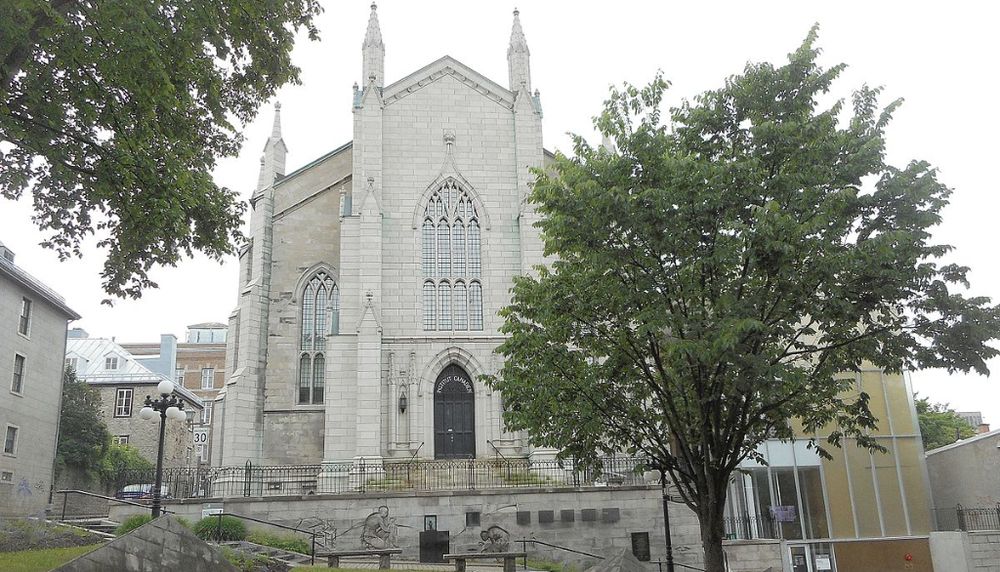 L'église Wesley, sur la rue Saint-Stanislas, en plein cœur du Vieux-Québec, a été construite en 1848 – heureuse coïncidence, la même année que la création de l'Institut canadien de Québec. Première église néogothique de la ville, ce temple méthodiste est délaissé en 1925 par ses fidèles, qui fusionnent avec les presbythériens de l'église Chalmers. Grâce à un don du sénateur Lorne Webster, la Ville de Québec devient propriétaire du bâtiment en 1941. Elle la confie à l'ICQ, qui y gère une bibliothèque publique. Une salle de spectacle est aussi aménagée dans la nef. La Salle de l'Institut a marqué la scène culturelle de Québec, notamment grâce aux Lundis de l'Institut, qui ont accueilli des artistes de renom, tels Gilles Vigneault, Robert Charlebois et Yvon Deschamps. Depuis 2015, elle abrite la Maison de la littérature. Sur la façade, on trouve encore l'inscription «Institut canadien».