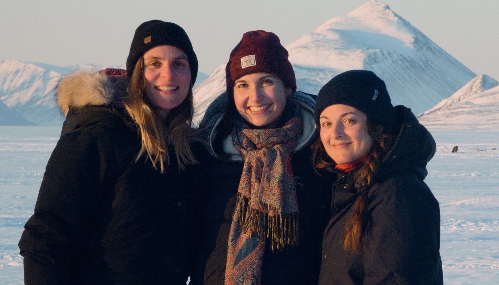 <p>La chercheuse Flore Sergeant se spécialise dans les implications du réchauffement climatique sur les cours d'eau arctiques. De son côté, Mathilde Poirier s'intéresse aux effets des conditions de la neige sur la faune. Sa sœur, Camille Poirier, est une réalisatrice qui fait de plus en plus sa marque dans les milieux de la fiction et du documentaire.</p>