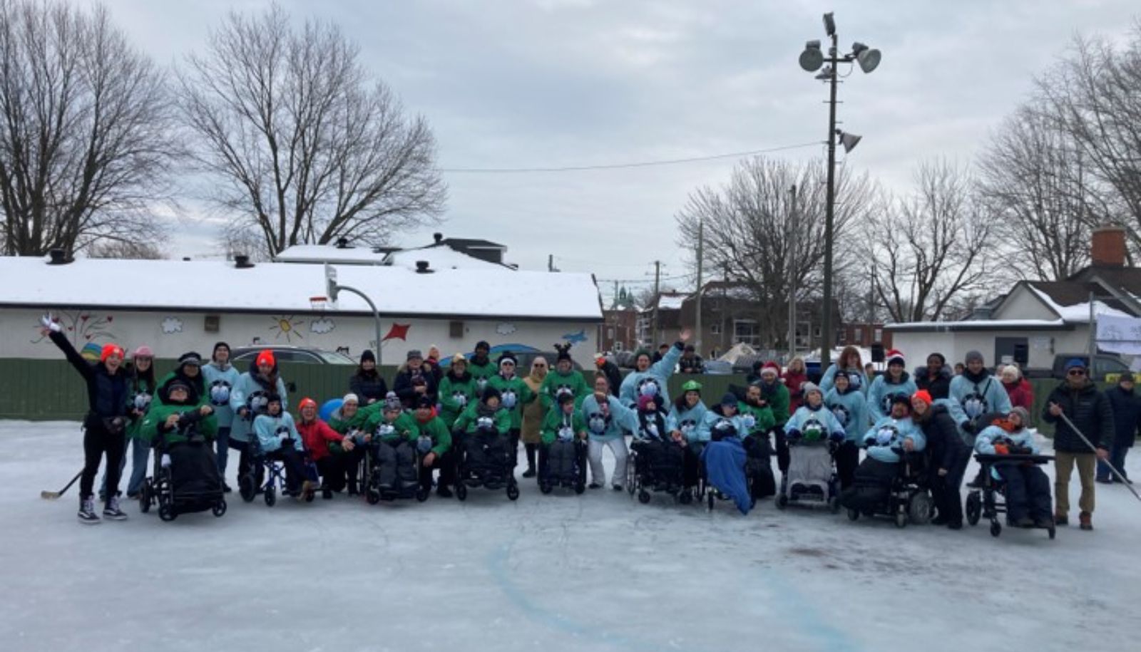 <p>Une partie de hockey lors du carnaval d'hiver organisé par le centre d'activités de jour de Trois-Rivières.</p>