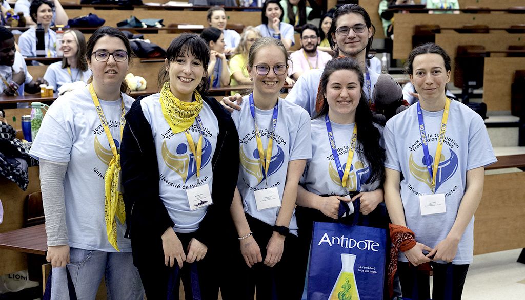 <p>Inscrits au baccalauréat en traduction, Sarah
Gauthier, Alexia Dallaire-Nantel, Rosemarie Bélanger, Coraly Savigna et Nancy
Carrier ainsi qu’Anthony Hamelin, formaient la délégation de l’Université Laval aux Jeux de la
traduction. Leur récolte de six podiums leur a valu la troisième place au
classement général. Cinq d'entre eux sont en deuxième année et une est en troisième.</p>