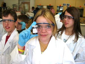 Lors de l'activité «Chimiste d'un jour», environ 150 élèves du primaire et du secondaire réaliseront des expériences préparées spécialement pour eux par des étudiants du Département de chimie.