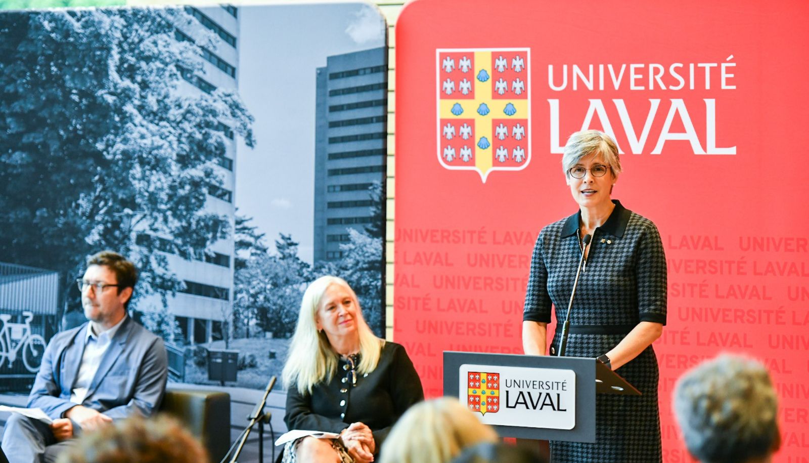 <p>La rectrice de l'Université Laval, Sophie D'Amours, Geneviève Fortier, la cheffe de la direction de Promutuel Assurance, et Stéphane Roche, directeur de l'Institut EDS, lors de l'annonce, le 13 septembre.</p>