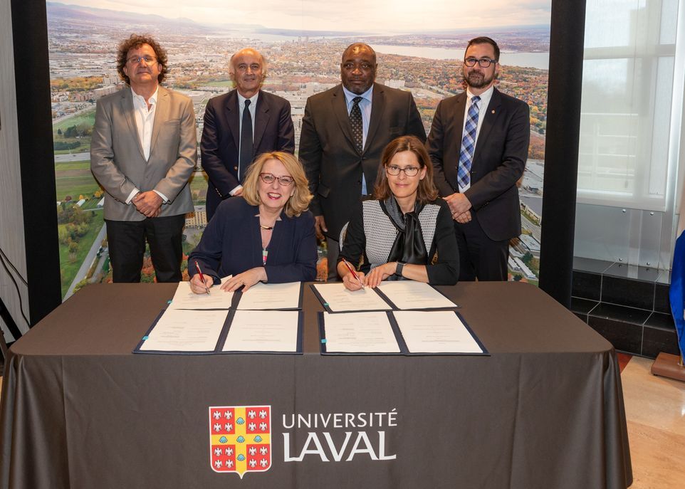 Signature du renouvellement de l'entente relative à l'ODSEF. À l'avant: Christine St-Pierre, ministre des Relations internationales et de la Francophonie, et Sophie D'Amours, rectrice de l'Université Laval. À l'arrière: le professeur Richard Marcoux, directeur de l'ODSEF, Jean-Paul de Gaudemar, recteur de l'Agence universitaire de la Francophonie, Jean-Pierre Ndoutoum, directeur de l'Institut de la Francophonie pour le développement durable et représentant de l'Organisation internationale de la Francophonie, et François Gélineau, doyen de la Faculté des sciences sociales.